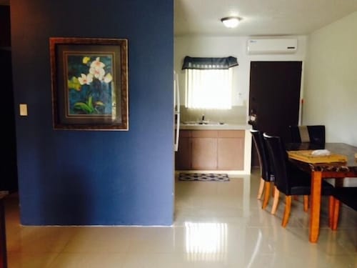 Must see PRIVATE 2 bedroom/ 1 Ba close to Chamorro village. Washer & dryer/WiFi
