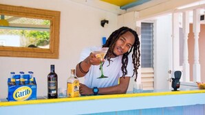 Eine Bar mit einer Theke, Carib-Bierflaschen und einer Rumflasche.