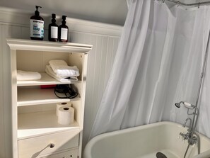 Ducha y bañera combinadas, secador de pelo, toallas y jabón