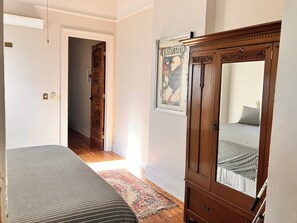 2 habitaciones, tabla de planchar con plancha, wifi y ropa de cama