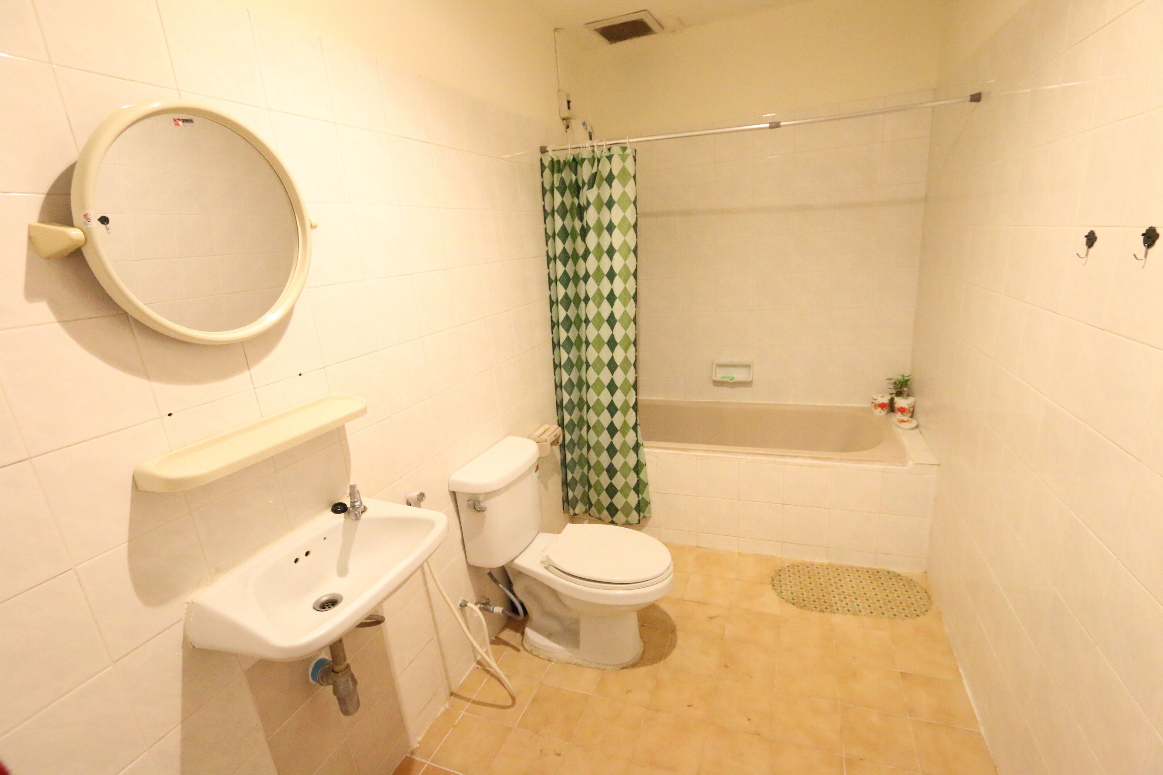 A bathroom with a toilet, sink, and bathtub.