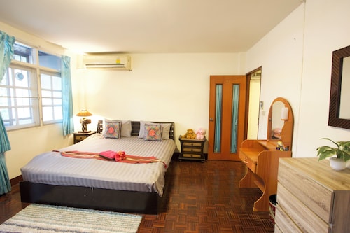 ***最高のロケーションCHIANG MAI CITY  -  NORTH GATE ***日の出の夜の市場の近くに！