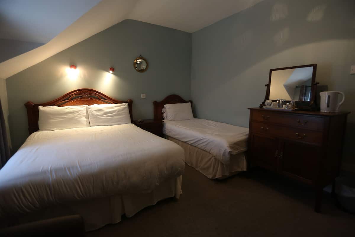 Iron/ironing board, rollaway beds, free WiFi