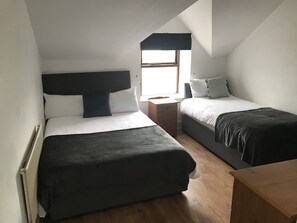 Iron/ironing board, rollaway beds, free WiFi - Rolling Wave Guesthouse (Bundoran)
