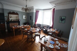 Flat-screen TV - Rolling Wave Guesthouse (Bundoran)