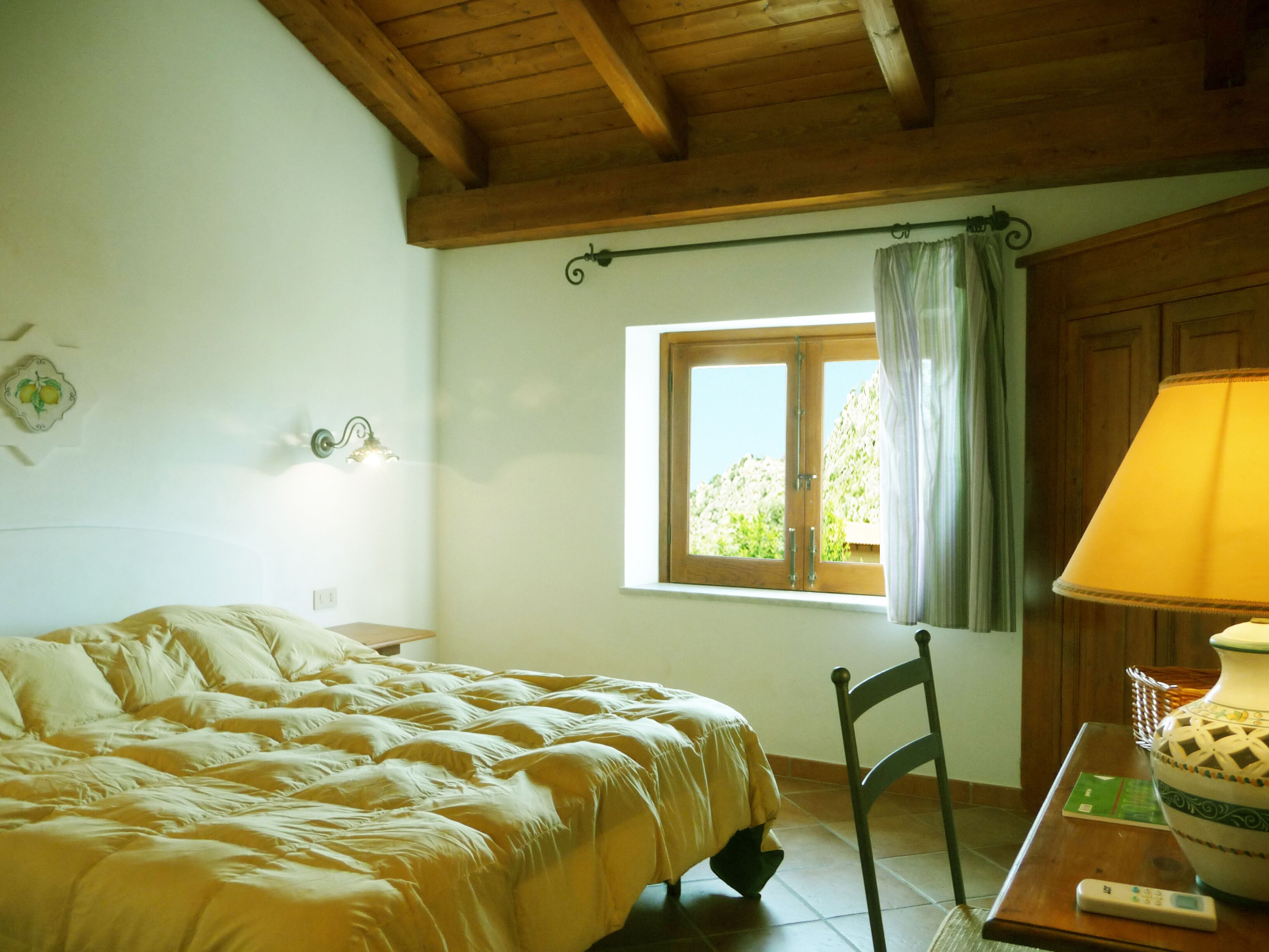 1 camera, una scrivania, ferro/asse da stiro, culla da viaggio