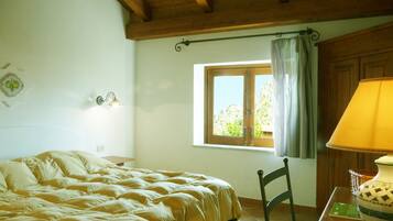 1 camera, una scrivania, ferro/asse da stiro, culla da viaggio