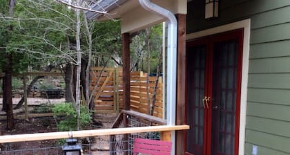 Peaceful retreat near Lake Austin and Lake Travis. Fifteen minutes to downtown.