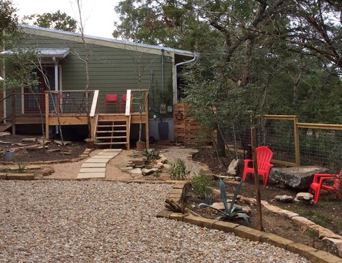 Peaceful retreat near Lake Austin and Lake Travis.  Fifteen minutes to downtown.