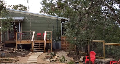 Peaceful retreat near Lake Austin and Lake Travis. Fifteen minutes to downtown.