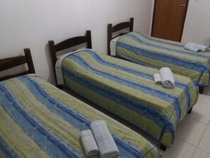 Chambre Triple, 3 lits une place | Minibar, bureau, rideaux occultants, Wi-Fi gratuit
