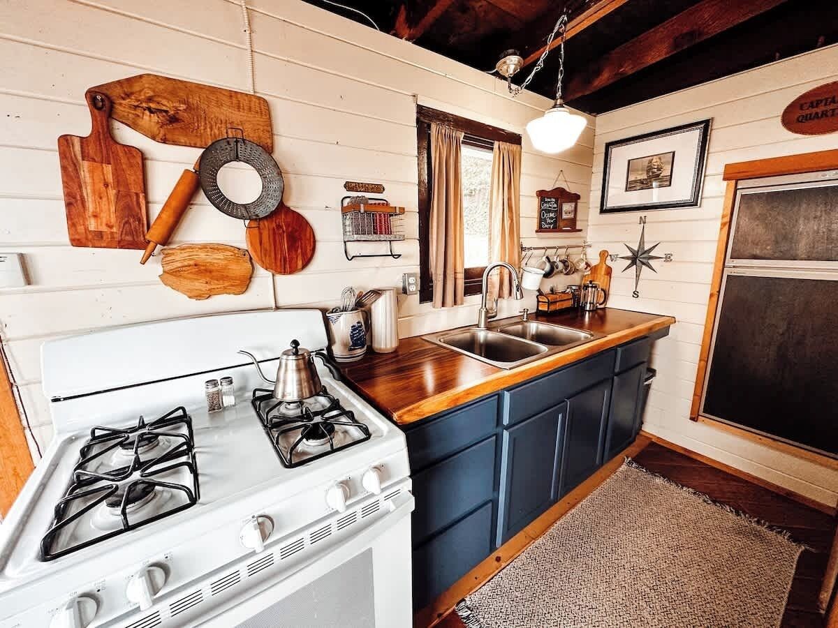 Fridge, oven, stovetop, coffee/tea maker