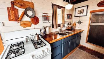 Coffee/tea maker, fridge, oven, stovetop