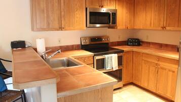 Een koelkast/vriezer, een magnetron, een oven, een kookplaat