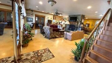 Televisie en een open haard