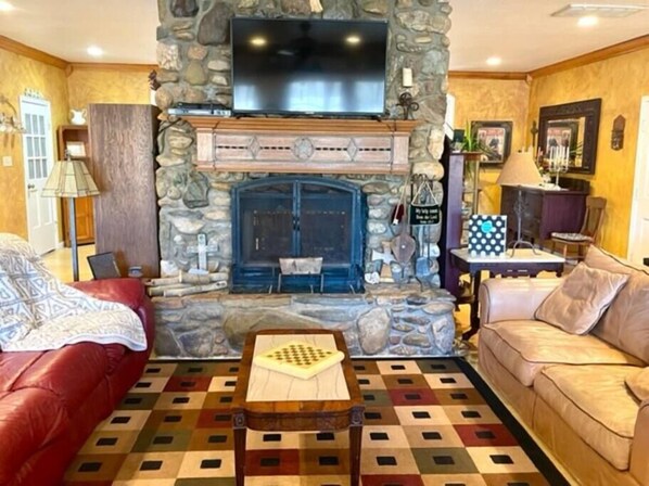 Televisión y chimenea 