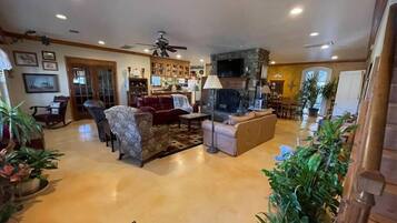 Televisie en een open haard