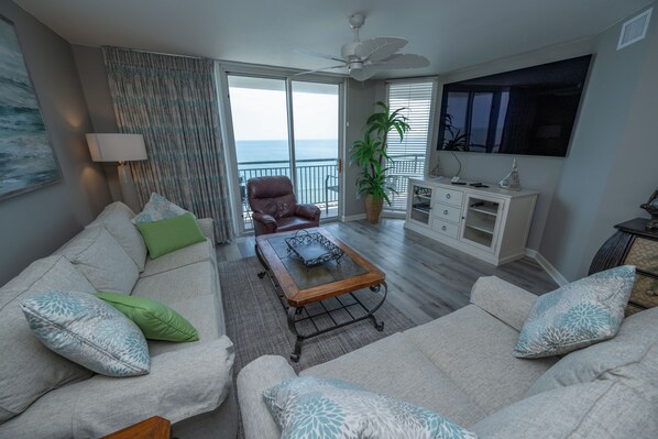 Téléviseur connecté, lecteur de DVD, livres