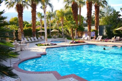 "Oasis Mtn View"Condo
2 Primary Suites,2.5 Bath, Tennis,Pickleball,8 Pools/Spas
