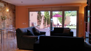 LED-TV, bøker og stereoanlegg