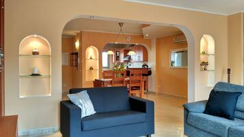 Een ledtelevisie, boeken en een stereo