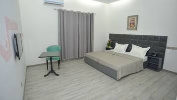 Habitación senior con 2 camas individuales | Escritorio, insonorización y wifi gratis