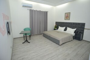 Habitación sénior con 2 camas individuales | Escritorio, sistema de insonorización, wifi gratis