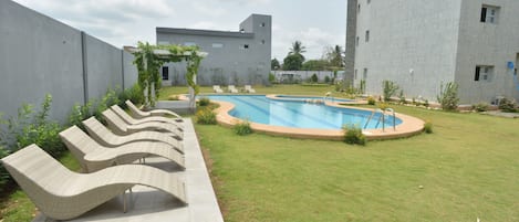 Una piscina al aire libre