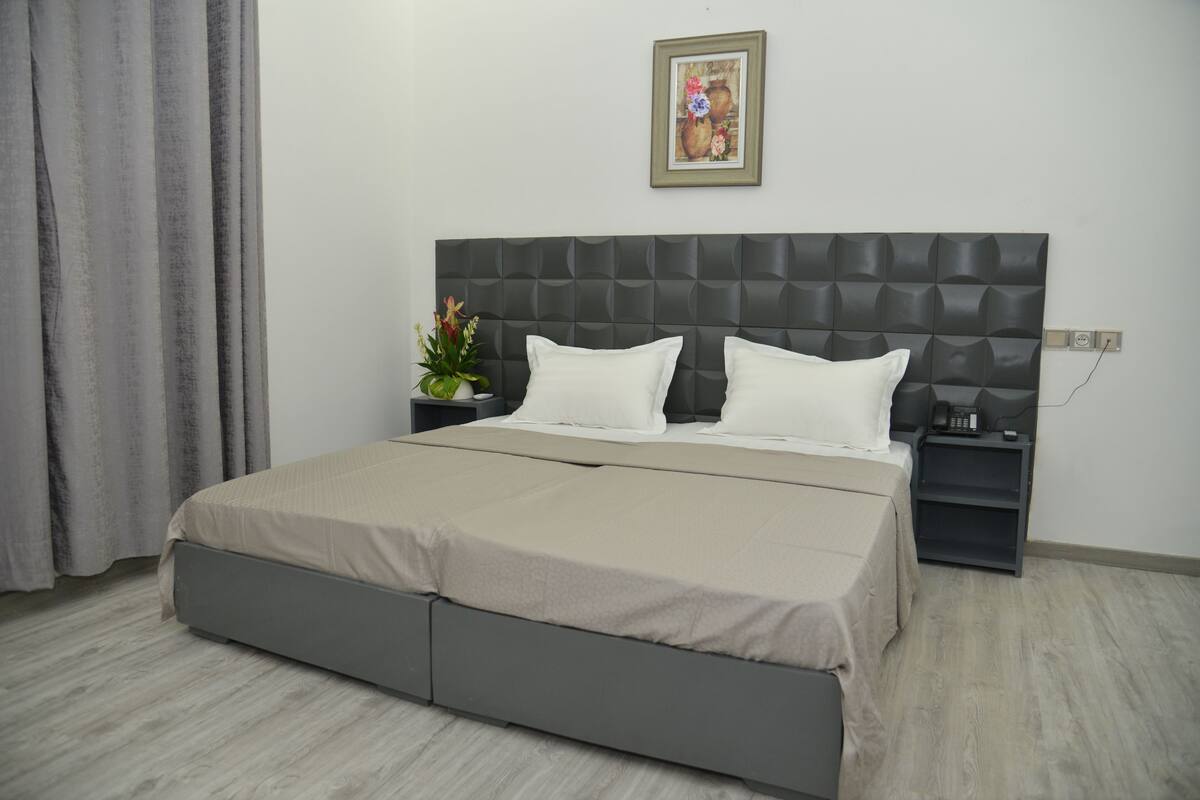 Quarto duplo sênior | Escrivaninha, quartos à prova de som, Wi-Fi de cortesia