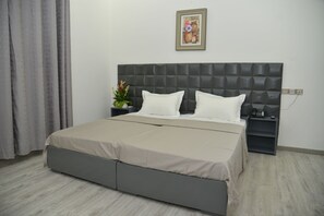 Chambre SĂ©nior avec lits jumeaux | Bureau, systĂšme dâinsonorisation, accĂšs au Wi-Fi (inclus)