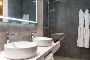 Shower, rainfall showerhead, eco-friendly toiletries, hair dryer - NH Collection Eindhoven (Eindhoven)