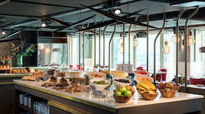 Se ofrece un desayuno bufé todos los días (por un coste adicional)