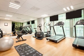 A gym with treadmills, elliptical machines, and exercise balls. - NH Collection Eindhoven (Eindhoven)