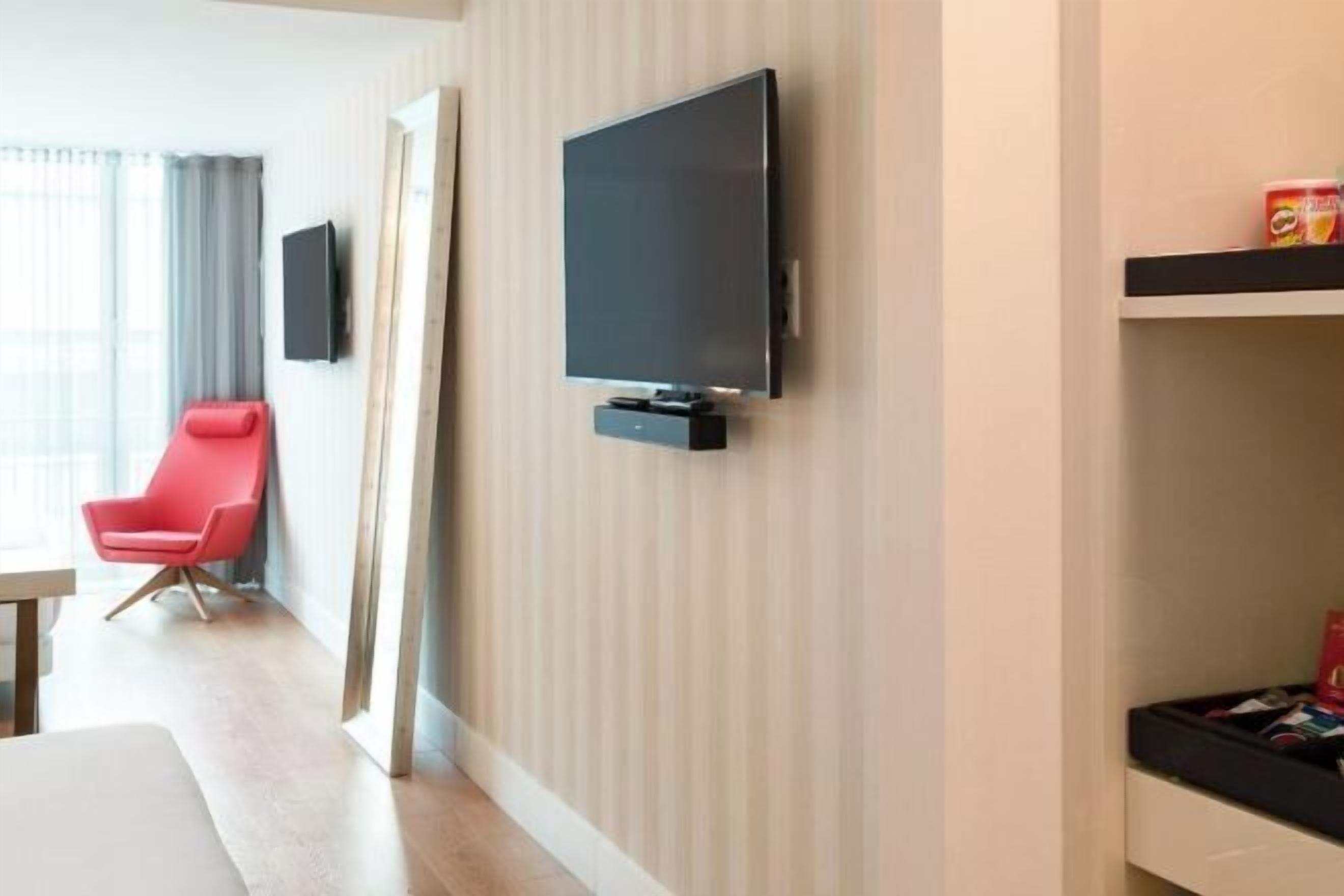 1 bedroom, premium bedding, minibar, in-room safe