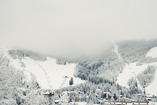 A snow-covered mountain landscape with ski slopes and buildings. - Landmark 404 - 2 Bedroom Diamond (Vail)