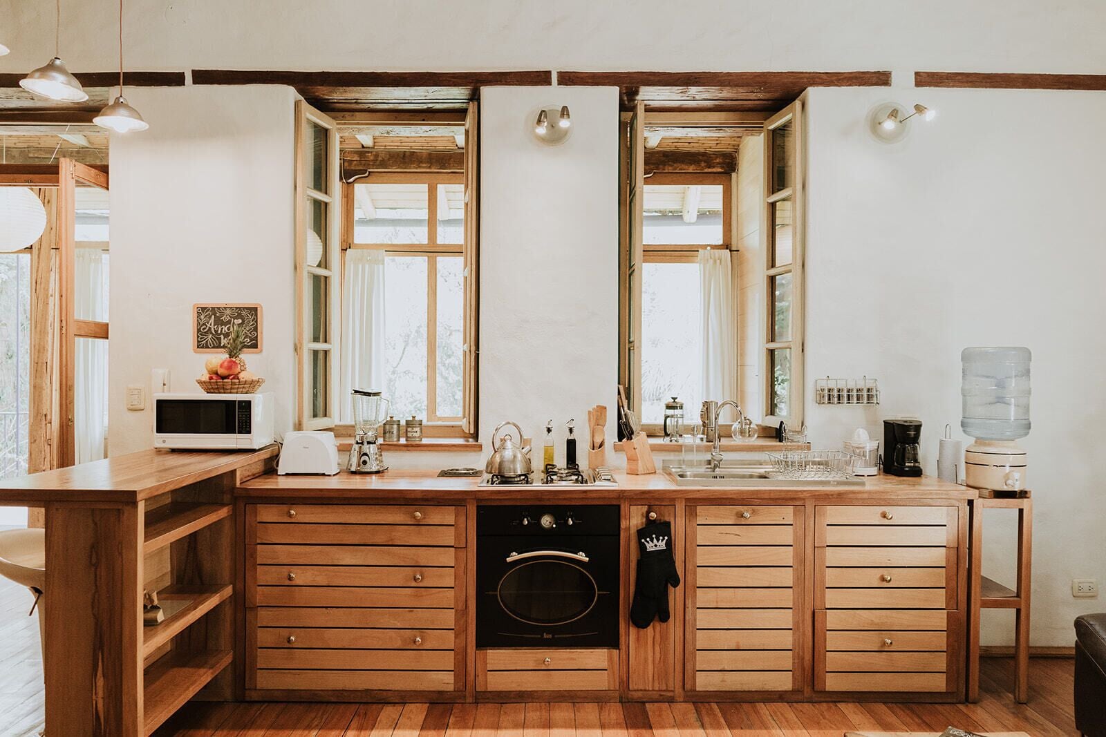 冷蔵庫、電子レンジ、オーブン、コンロ