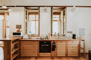 Fridge, microwave, oven, stovetop - modern Loft in historic Villa with beautiful gardens (Quito)