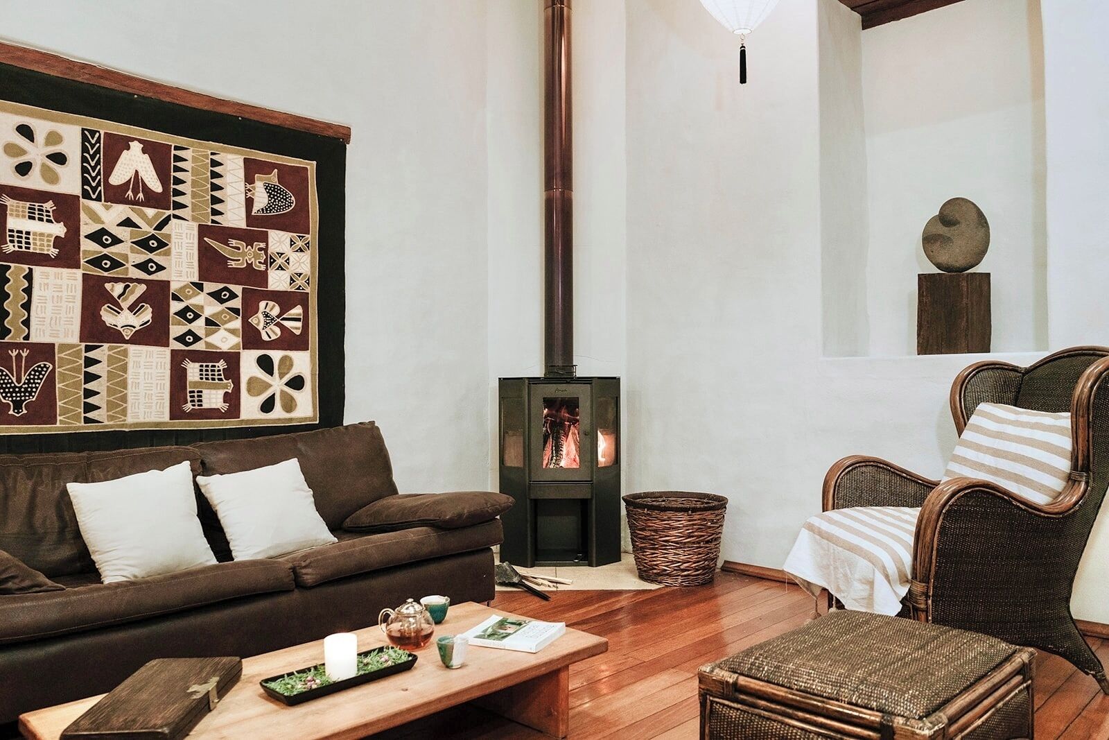 Una Smart TV, una chimenea, libros
