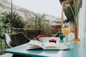Outdoor dining - modern Loft in historic Villa with beautiful gardens (Quito)