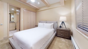 4 chambres, fer et planche à repasser, lit de bébé portatif
