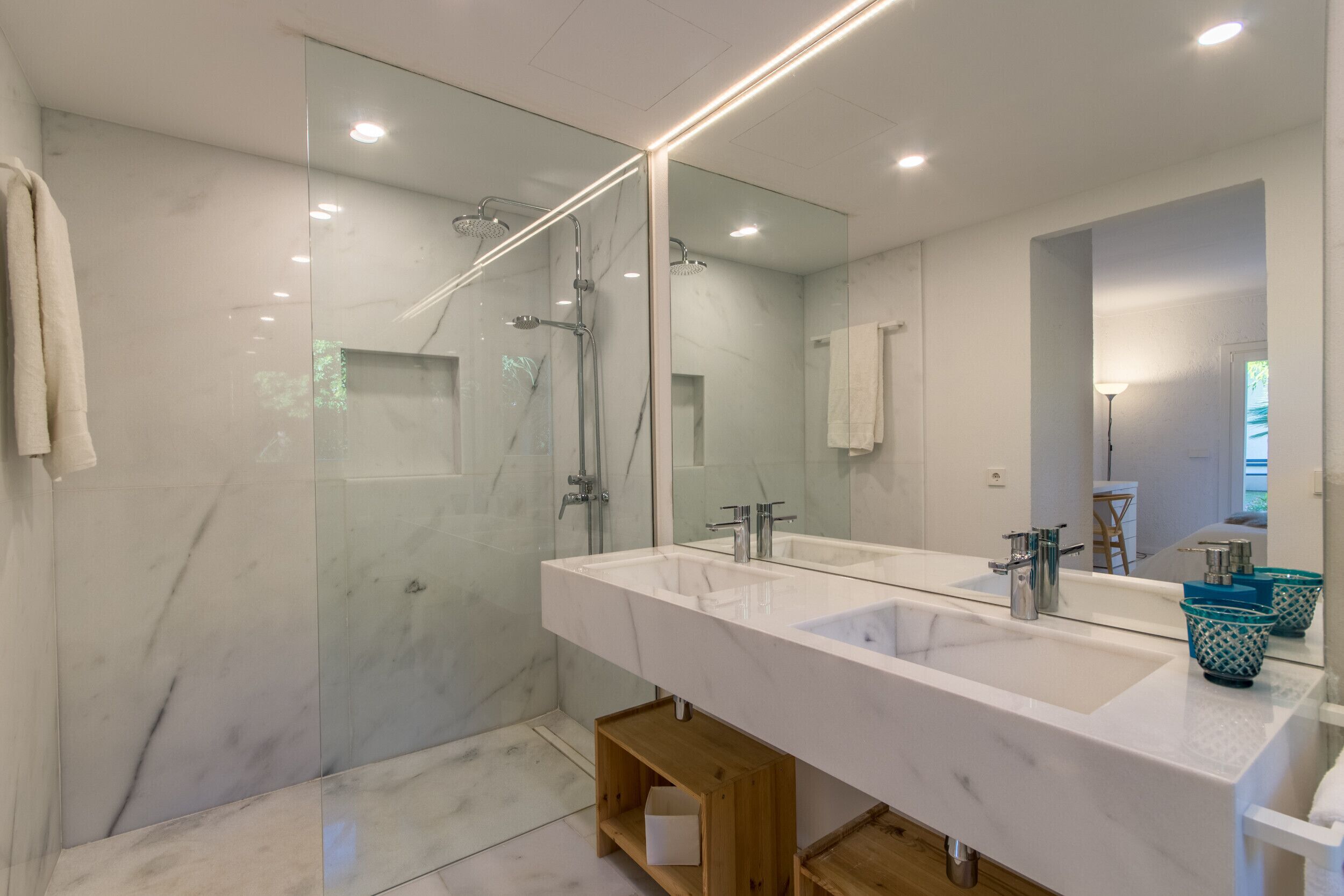 Een douche, een haardroger, handdoeken, zeep