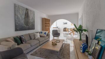 Een televisie, een open haard en een stereo