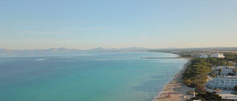 Platja a a prop, gandules de platja i tovalloles de platja