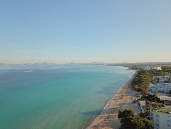 Beach nearby, sun-loungers, beach towels