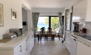 Fridge, microwave, oven, stovetop - Cottage with outstanding views over Kenmare Bay (Tuosist Kenmare)