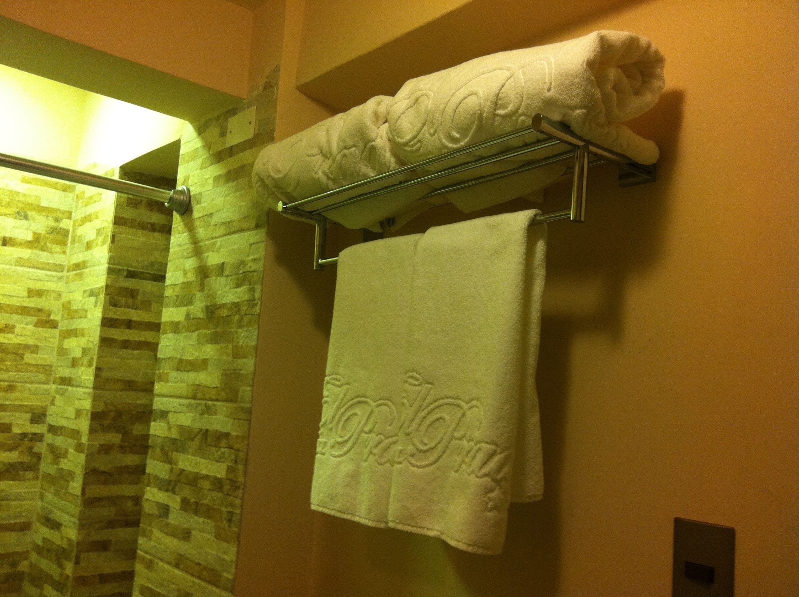 standard double room | bathroom | shower, rainfall showerhead, free toiletries, hair dryer