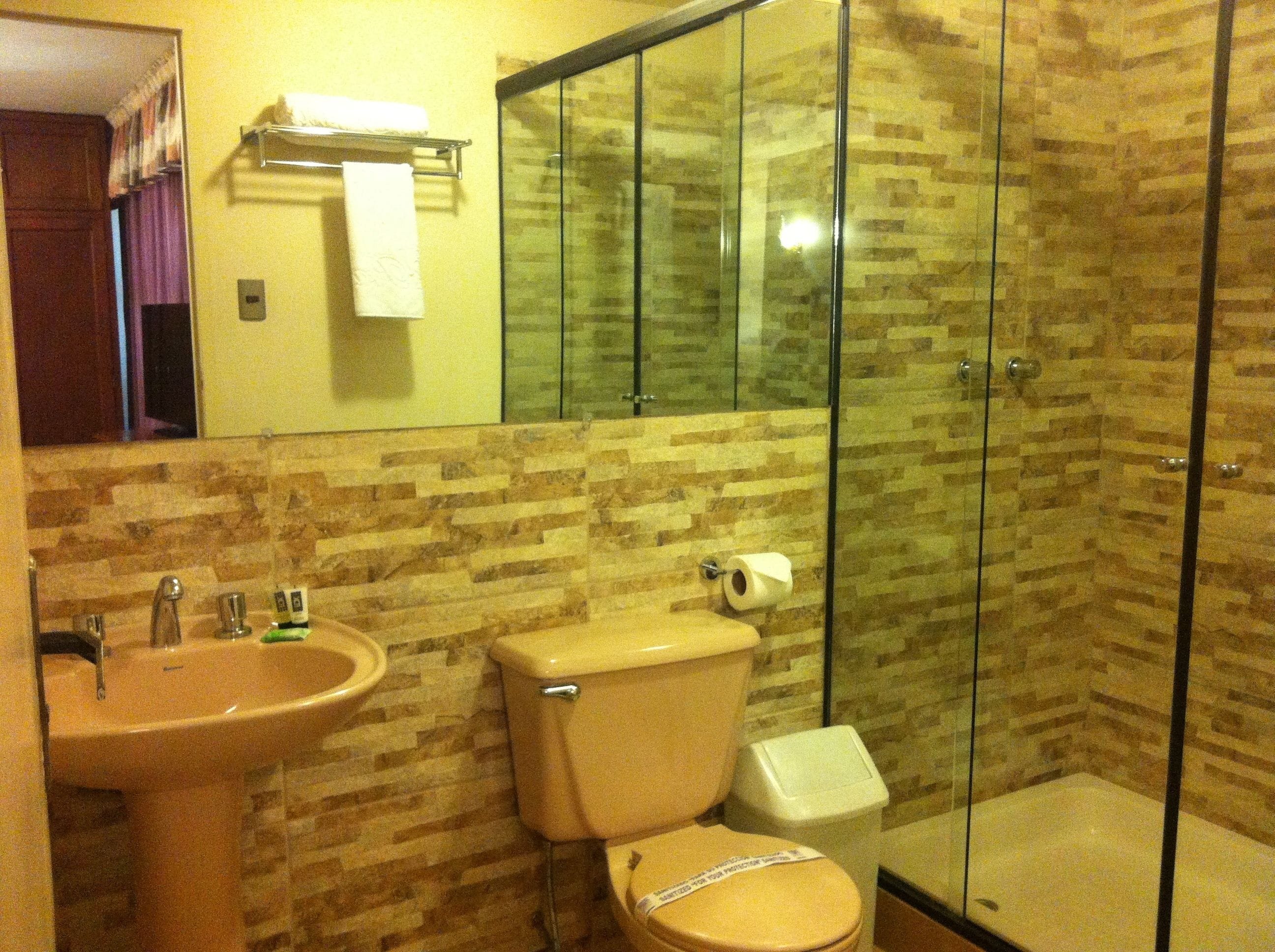 standard double room | bathroom | shower, rainfall showerhead, free toiletries, hair dryer
