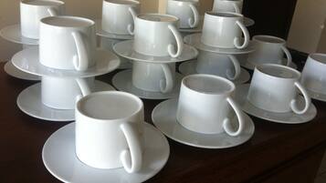 Una mesa con varias tazas y platillos blancos dispuestos ordenadamente.