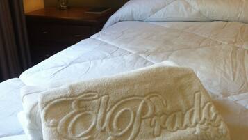 Business Suite | Premium bedding, down comforters, blackout drapes, free WiFi