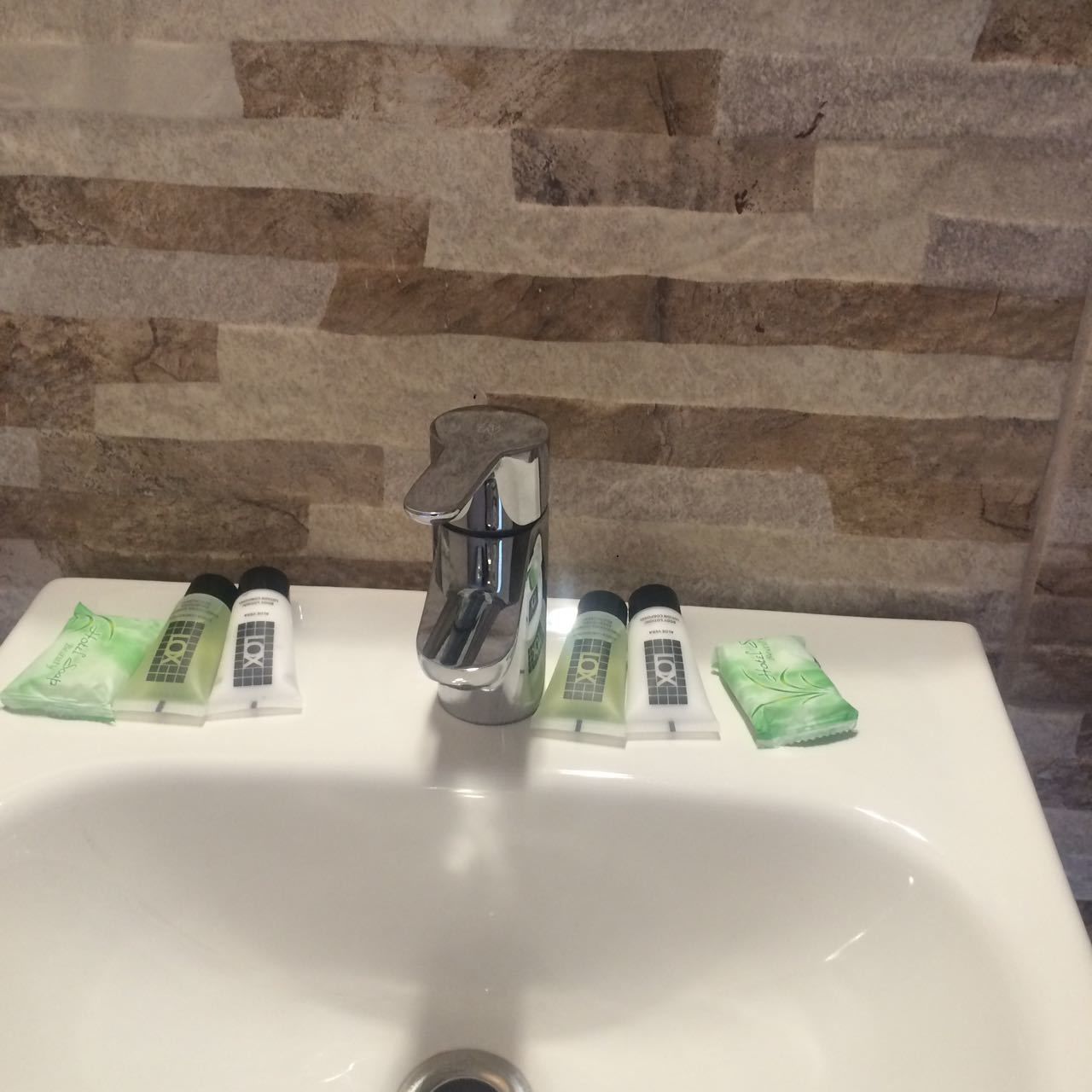 shower, rainfall showerhead, free toiletries, hair dryer